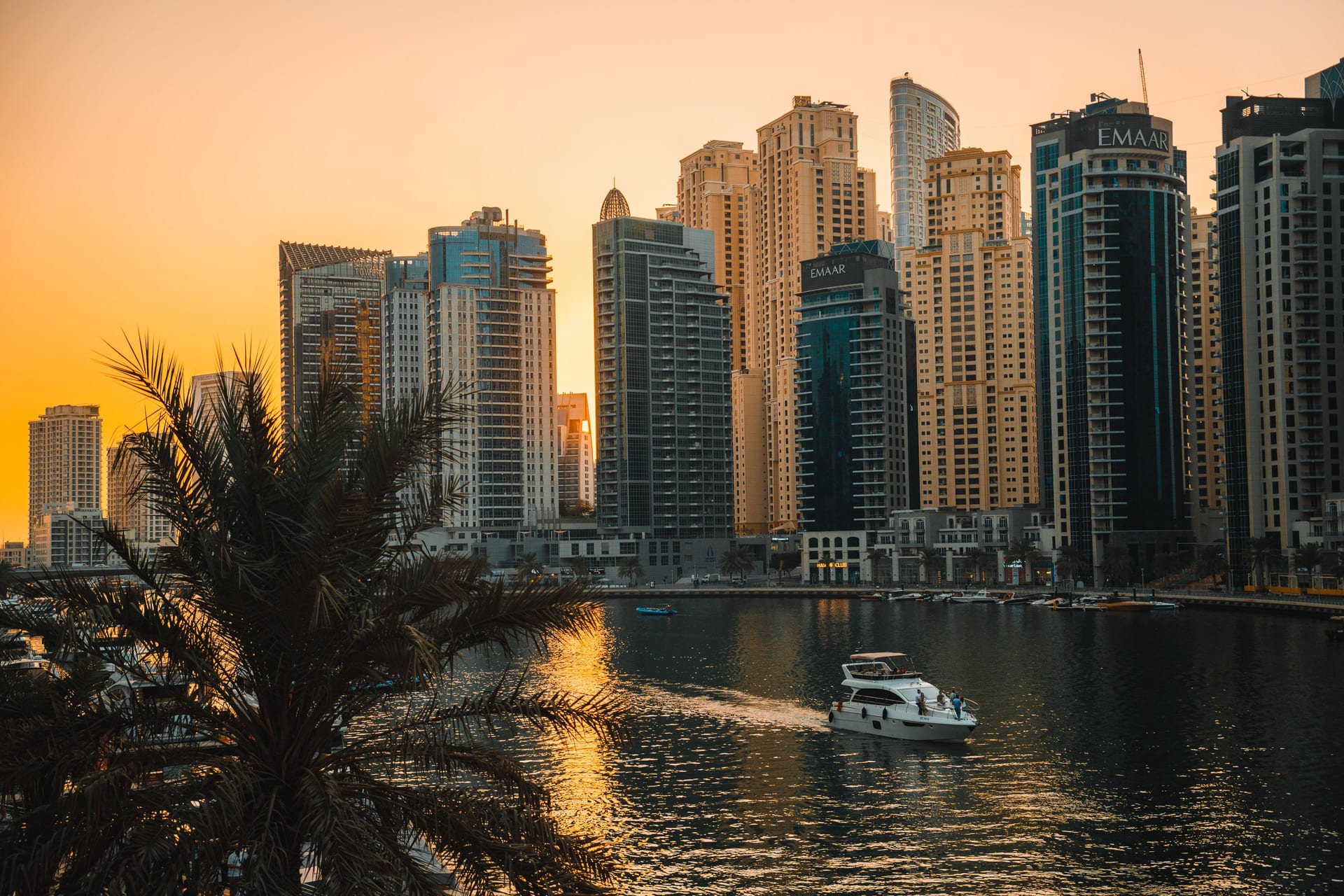 Dubai Marina skyline bij zonsondergang